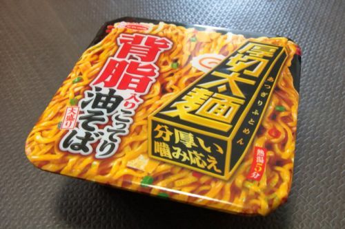 エースコックの油そば「厚切太麺 背脂こってり油そば」カップ麺