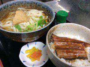 うどんとウナギ丼のセット