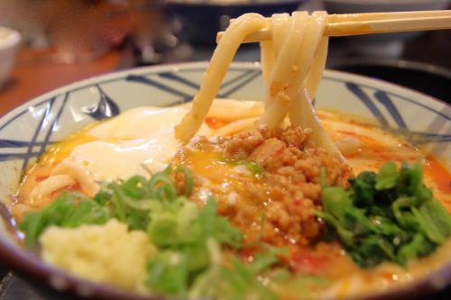 【丸亀製麺】「うま辛坦々うどん」は温泉卵トッピングがおすすめ！