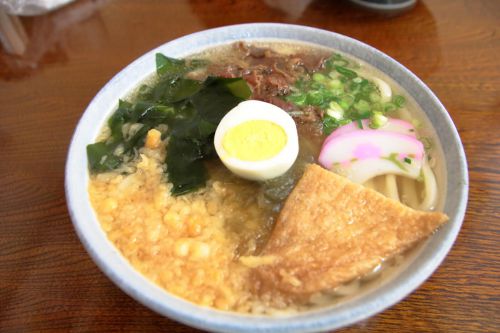 うどん専門店「新富」高知市愛宕の老舗うどん屋さん名物の五目うどん