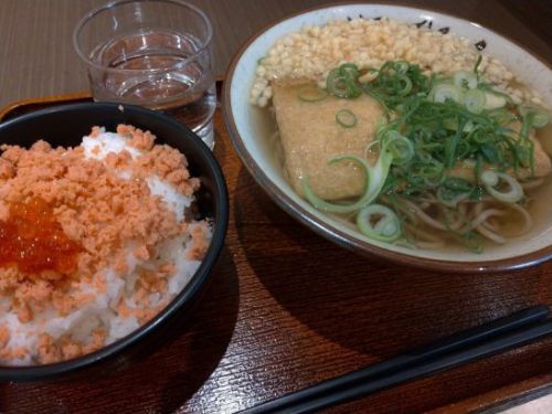 近鉄駅構内の鶴橋庵できつねそばといくらご飯のワンコイン500円セット！