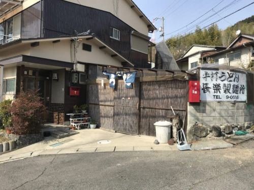 香川宇多津うどん屋『長楽製麺所』怪しい店内でガシガシ食感かき揚げ！