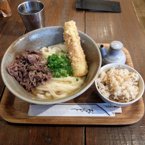 「肉釜たまうどん、鯛ちくわの天ぷら、かやくご飯」うどん屋 きすけ in 中崎町 大阪