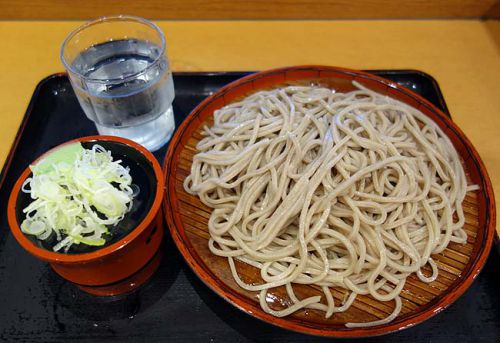 新橋駅烏森改札出てすぐにある立ち食いそばタイプ「かのや」東京【もりそば300円】