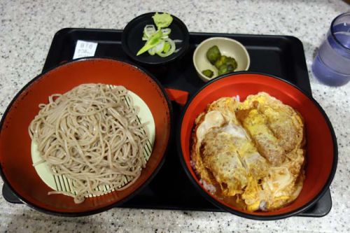 【東京B級グルメ】立ち食いそば系チェーンの「富士そば」でもりそばとかつ丼セット♪夜の浅草寺散歩で東京スカイツリー夜景