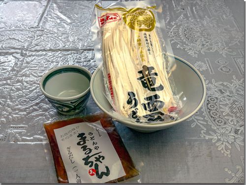 うどん屋まるちゃんのザル出汁で竜雲うどんを食べる