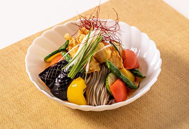 鶏天と彩り野菜の冷しそば　～霧しなそばアレンジレシピ～